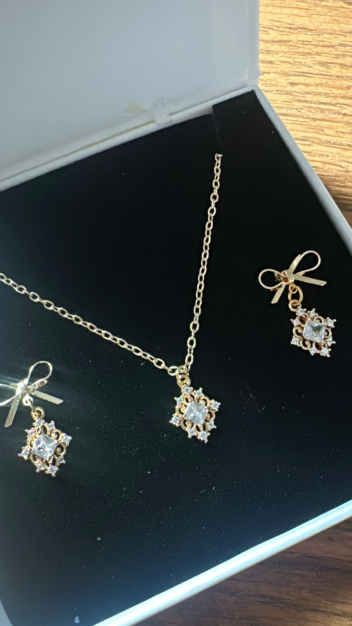 Earring and necklace gift set