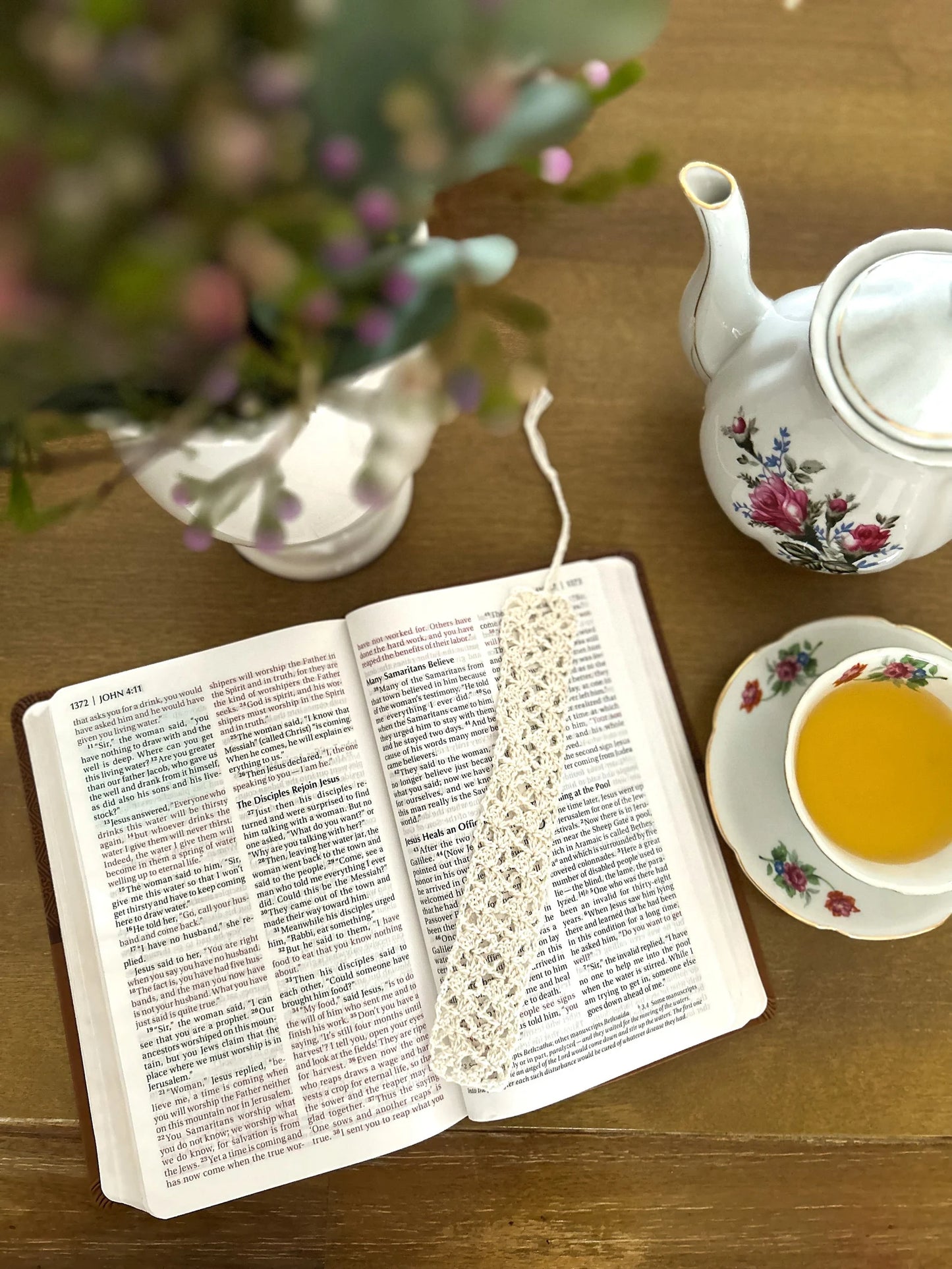 Vintage crochet bookmark