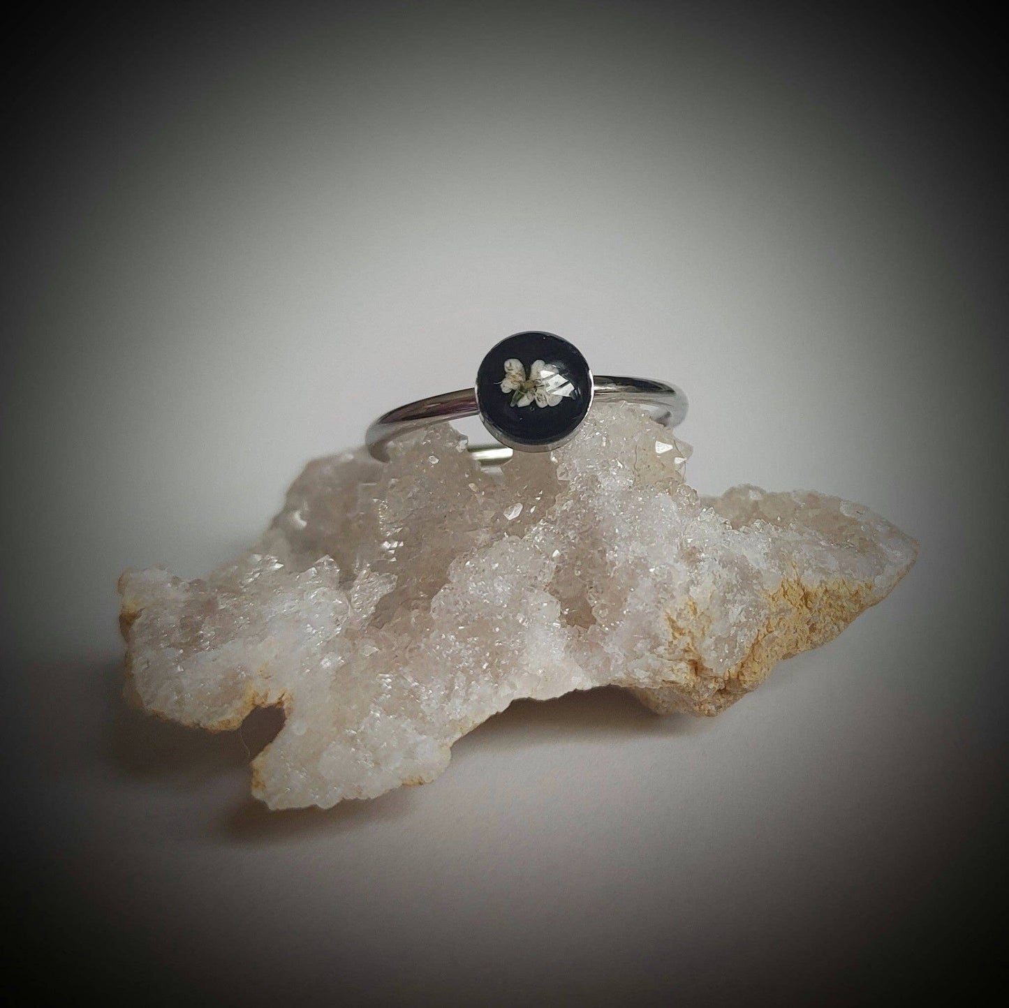 Size 8- Black & White Flower Ring